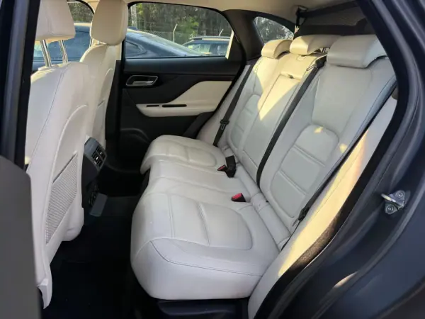 Jaguar F-Pace 2017 - 24900 EUR, 184000 km - AUTO.MOTO.pt - 184000km - foto 18 de 19