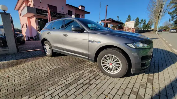 Jaguar F-Pace 2018 - 37990 EUR, 86000 km - AUTO.MOTO.pt - 86000km - foto 2 de 31