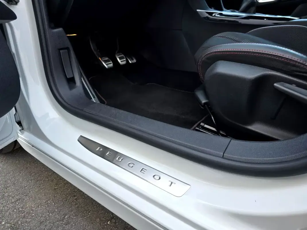 Peugeot 308 SW 2017 - 13750 EUR, 136500 km - 136500km - foto 24 de 36