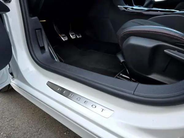 Peugeot 308 SW 2017 - 13750 EUR, 136500 km - AUTO.MOTO.pt - 136500km - foto 24 de 36