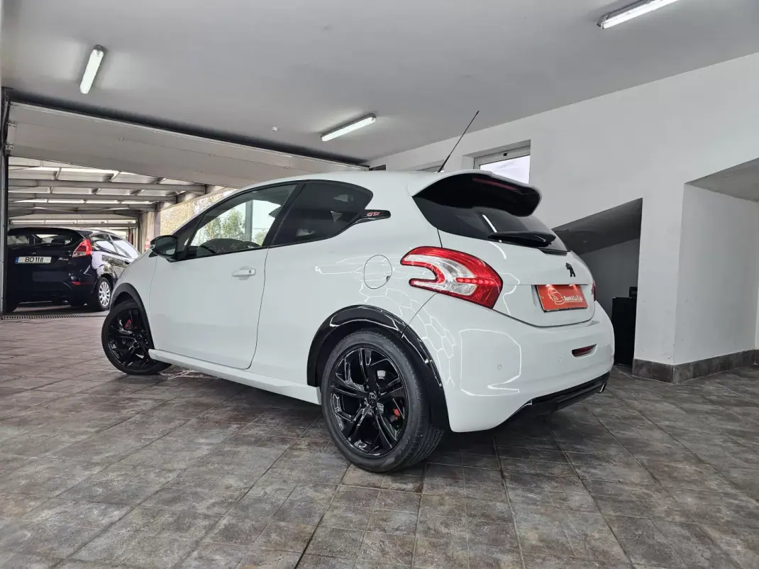 Peugeot 208 2015 - 16650 EUR, 121757 km - AUTO.MOTO.pt - 121757km - foto 13 de 38