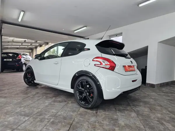 Peugeot 208 2015 - 16650 EUR, 121757 km - AUTO.MOTO.pt - 121757km - foto 13 de 38