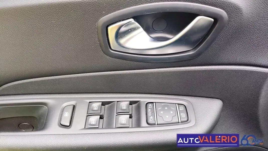 Renault Captur 2019 - 18950 EUR, 35775 km - AUTO.MOTO.pt - 35775km - foto 11 de 34