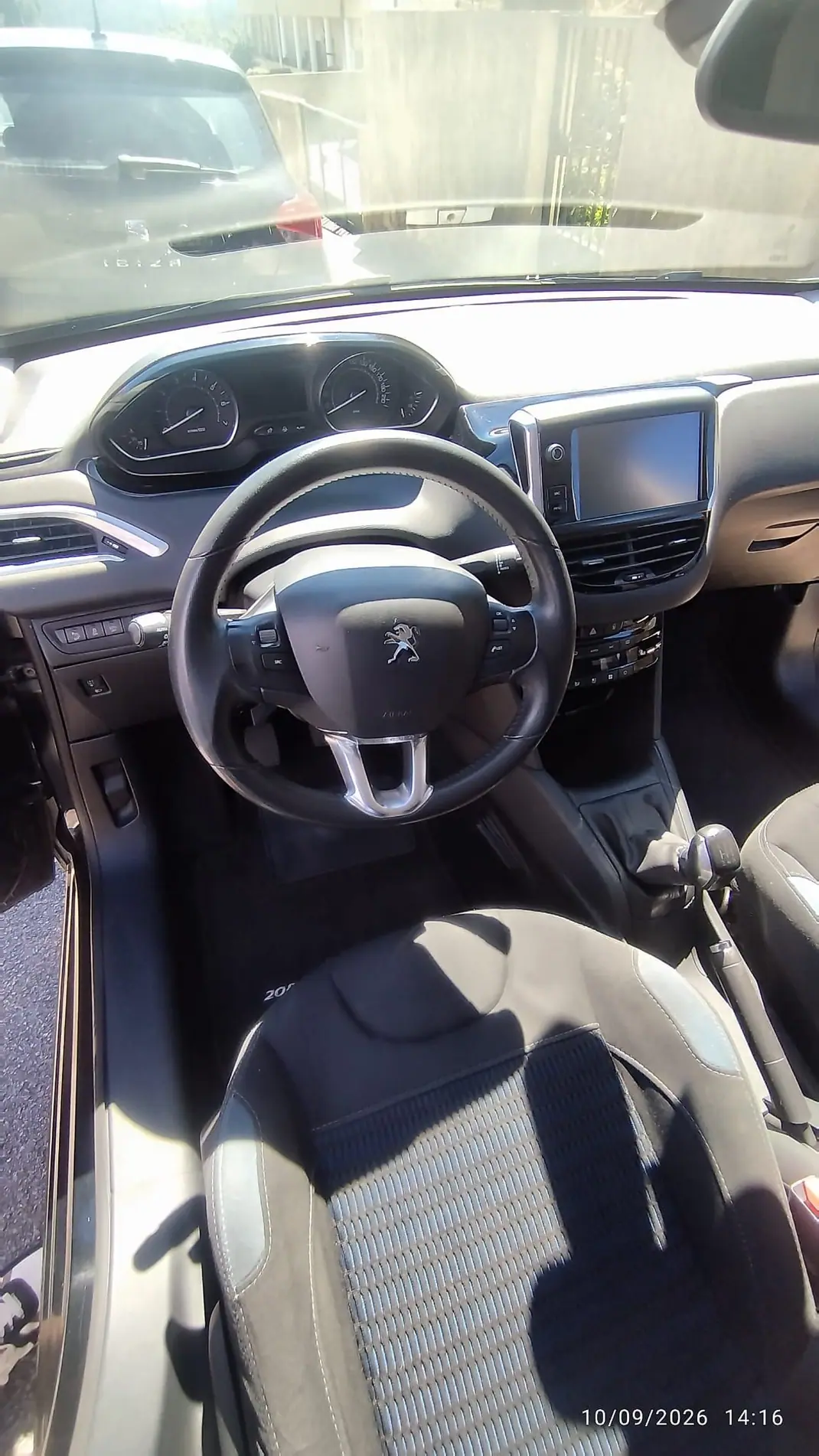 Peugeot 208 2015 - 7000 EUR, 133000 km - 133000km - foto 7 de 15