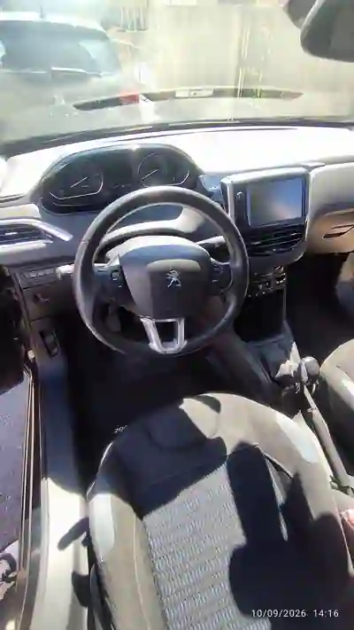 Peugeot 208 2015 - 7000 EUR, 133000 km - 133000km - foto 7 de 15