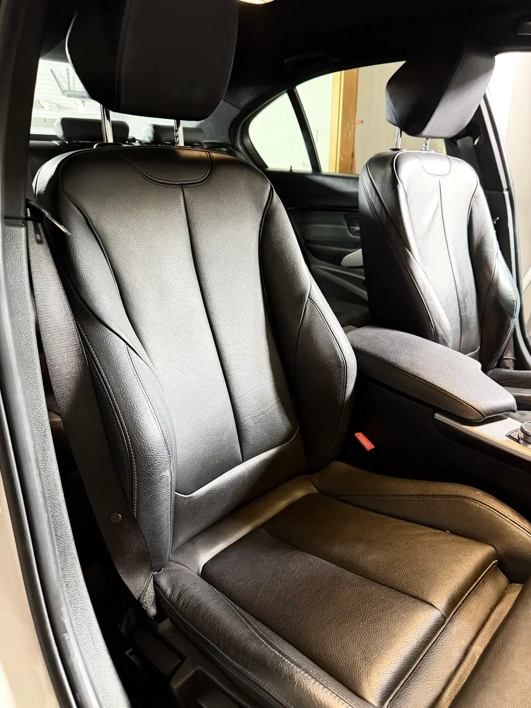 BMW 320 2019 - 27000 EUR, 123500 km - AUTO.MOTO.pt - 123500km - foto 9 de 14