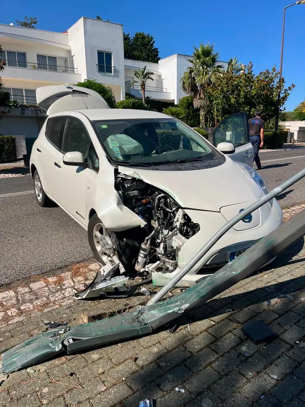 Nissan Leaf 2014 - 2500 EUR, 160000 km - AUTO.MOTO.pt - 160000km - foto 2 de 2