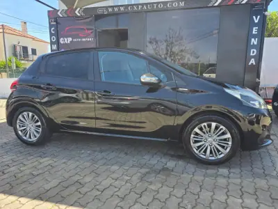 Peugeot 208 2018 - 9500 EUR, 92000 km - AUTO.MOTO.pt - 92000km - foto 15 de 16