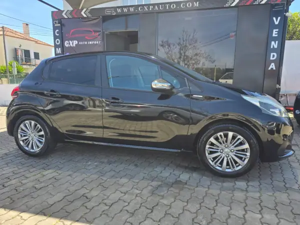 Peugeot 208 2018 - 9500 EUR, 92000 km - AUTO.MOTO.pt - 92000km - foto 15 de 16
