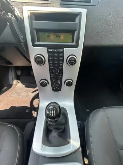 Volvo V50 2010 - 7500 EUR, 228247 km - AUTO.MOTO.pt - 228247km - foto 12 de 18