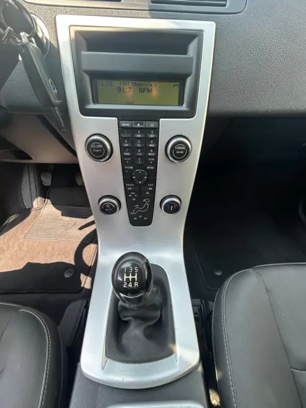 Volvo V50 2010 - 7500 EUR, 228247 km - AUTO.MOTO.pt - 228247km - foto 12 de 18