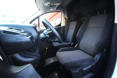 Toyota Proace Verso Electric 2022 - 22750 EUR, 52000 km - AUTO.MOTO.pt - 52000km - foto 8 de 28