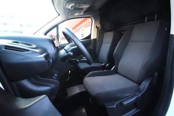 Toyota Proace Verso Electric 2022 - 22750 EUR, 52000 km - AUTO.MOTO.pt - 52000km - foto 8 de 28