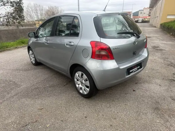 Toyota Yaris 2006 - 6900 EUR, 168000 km - AUTO.MOTO.pt - 168000km - foto 7 de 25