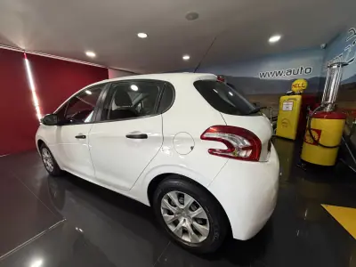 Peugeot 208 2014 - 9950 EUR, 141600 km - AUTO.MOTO.pt - 141600km - foto 4 de 19