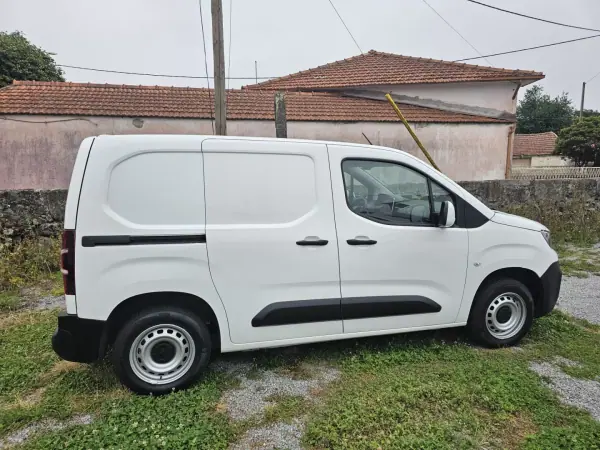 Peugeot Partner 3 lugares Longa 2021 - 10999 EUR, 140000 km - AUTO.MOTO.pt - 140000km - foto 4 de 14