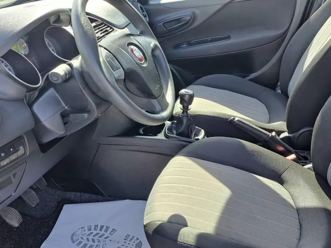 Fiat Punto 2017 - 8900 EUR, 69772 km - AUTO.MOTO.pt - 69772km - foto 14 de 39