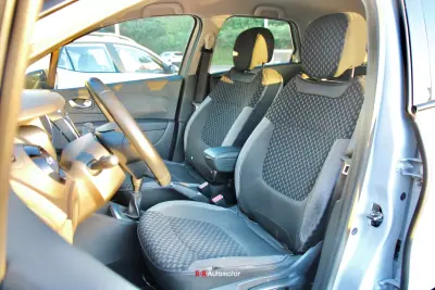 Renault Captur 2019 - 14800 EUR, 98000 km - AUTO.MOTO.pt - 98000km - foto 11 de 27