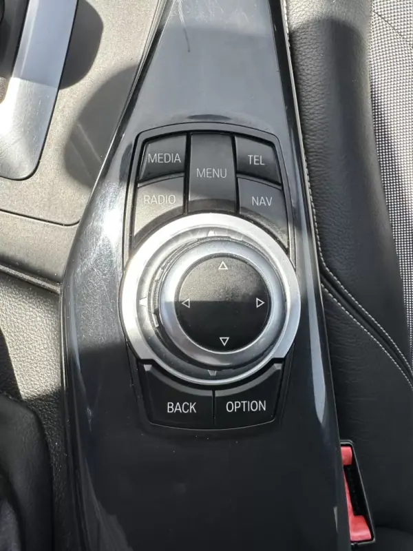 BMW 118 2015 - 16000 EUR, 220000 km - AUTO.MOTO.pt - 220000km - foto 41 de 65