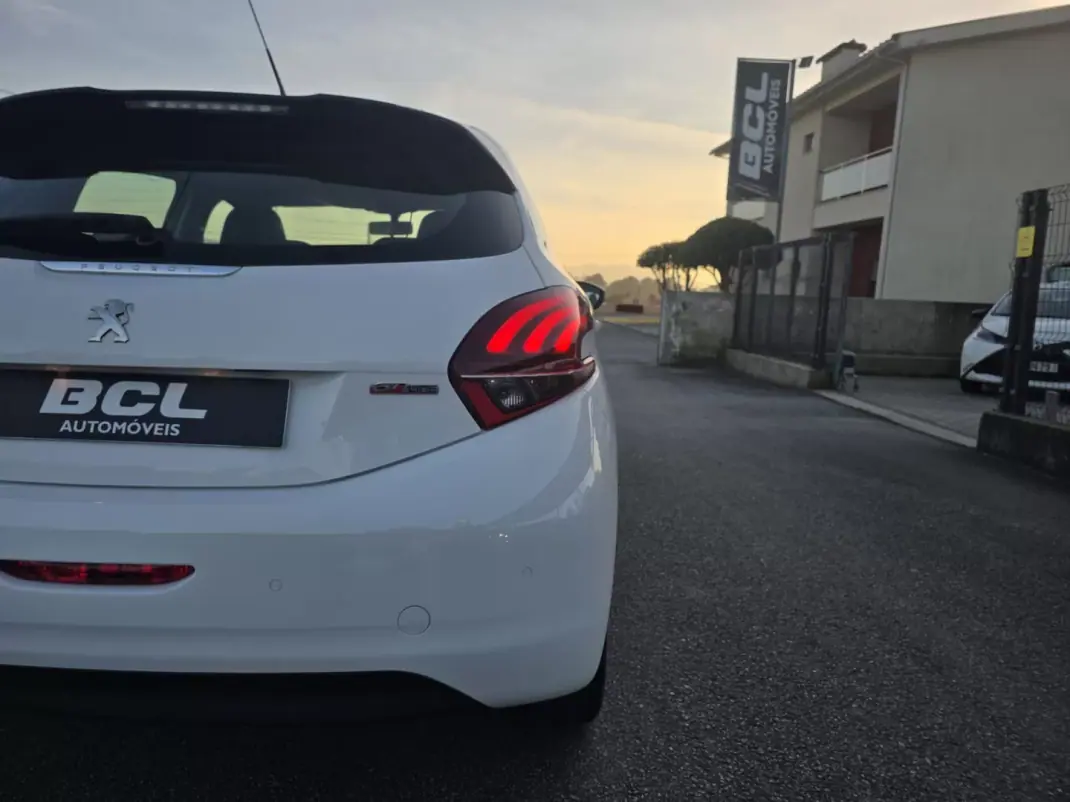 Peugeot 208 2016 - 13990 EUR, 163000 km - AUTO.MOTO.pt - 163000km - foto 9 de 31