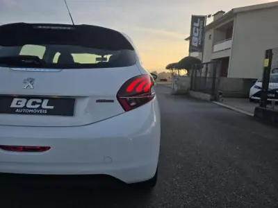 Peugeot 208 2016 - 13990 EUR, 163000 km - AUTO.MOTO.pt - 163000km - foto 9 de 31