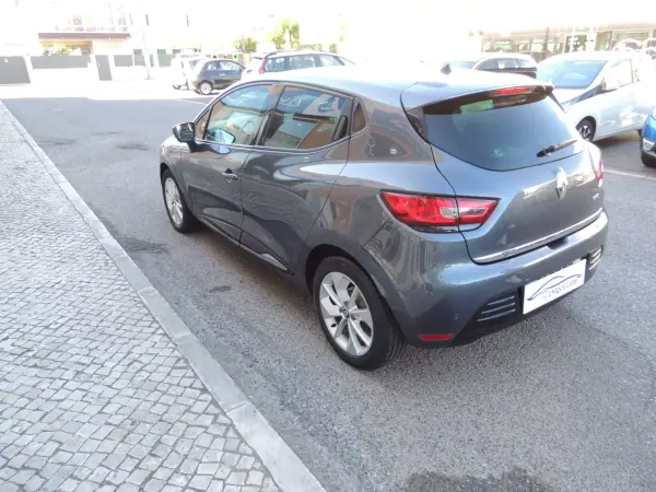 Renault Clio 2017 - 9500 EUR, 140000 km - AUTO.MOTO.pt - 140000km - foto 6 de 15