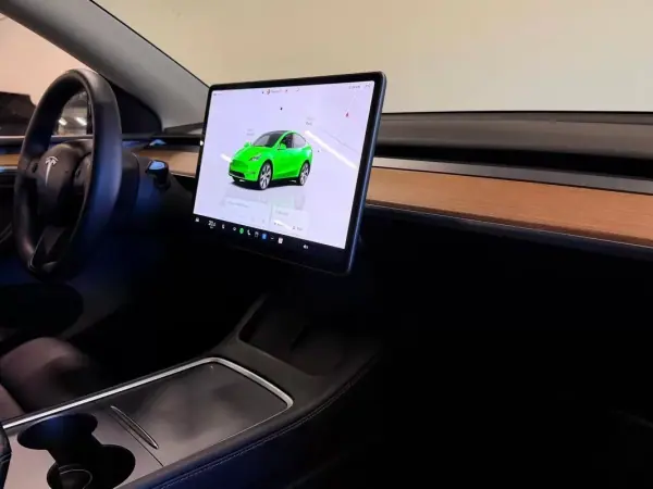 Tesla Model Y 2022 - 35990 EUR, 89658 km - AUTO.MOTO.pt - 89658km - foto 8 de 17