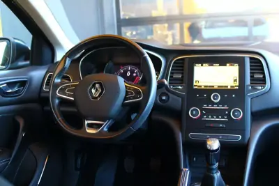 Renault Mégane Sport Tourer 2018 - 10750 EUR, 189000 km - AUTO.MOTO.pt - 189000km - foto 8 de 10