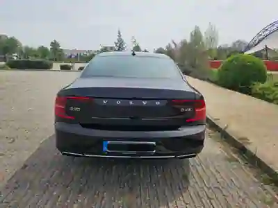 Volvo S90 2018 - 30000 EUR, 85000 km - AUTO.MOTO.pt - 85000km - foto 2 de 13