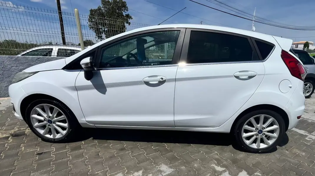 Ford Fiesta 2015 - 7900 EUR, 180000 km - AUTO.MOTO.pt - 180000km - foto 5 de 13