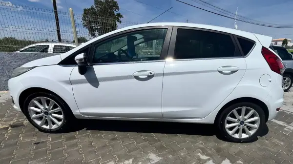 Ford Fiesta 2015 - 6900 EUR, 180000 km - AUTO.MOTO.pt - 180000km - foto 5 de 13