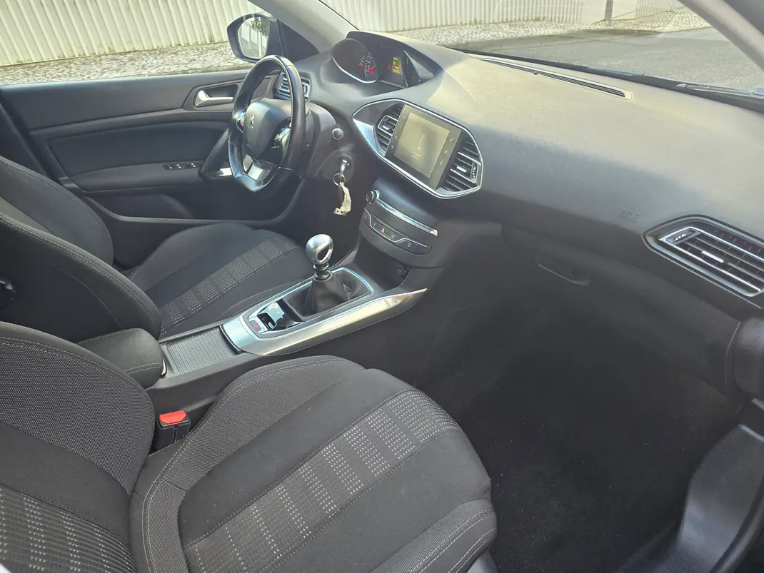 Peugeot 308 2016 - 8900 EUR, 95000 km - AUTO.MOTO.pt - 95000km - foto 6 de 7