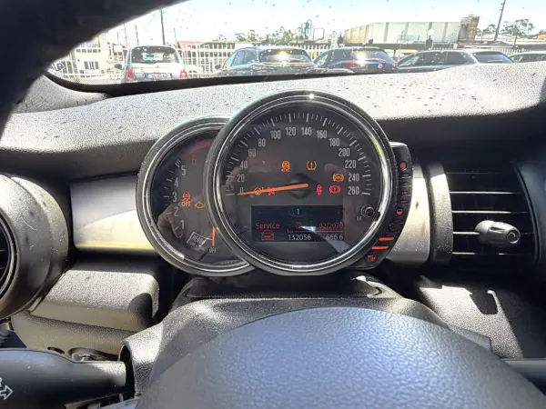 MINI Cooper 2014 - 11850 EUR, 132056 km - AUTO.MOTO.pt - 132056km - foto 8 de 13