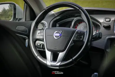 Volvo V40 2015 - 12900 EUR, 175000 km - AUTO.MOTO.pt - 175000km - foto 12 de 26