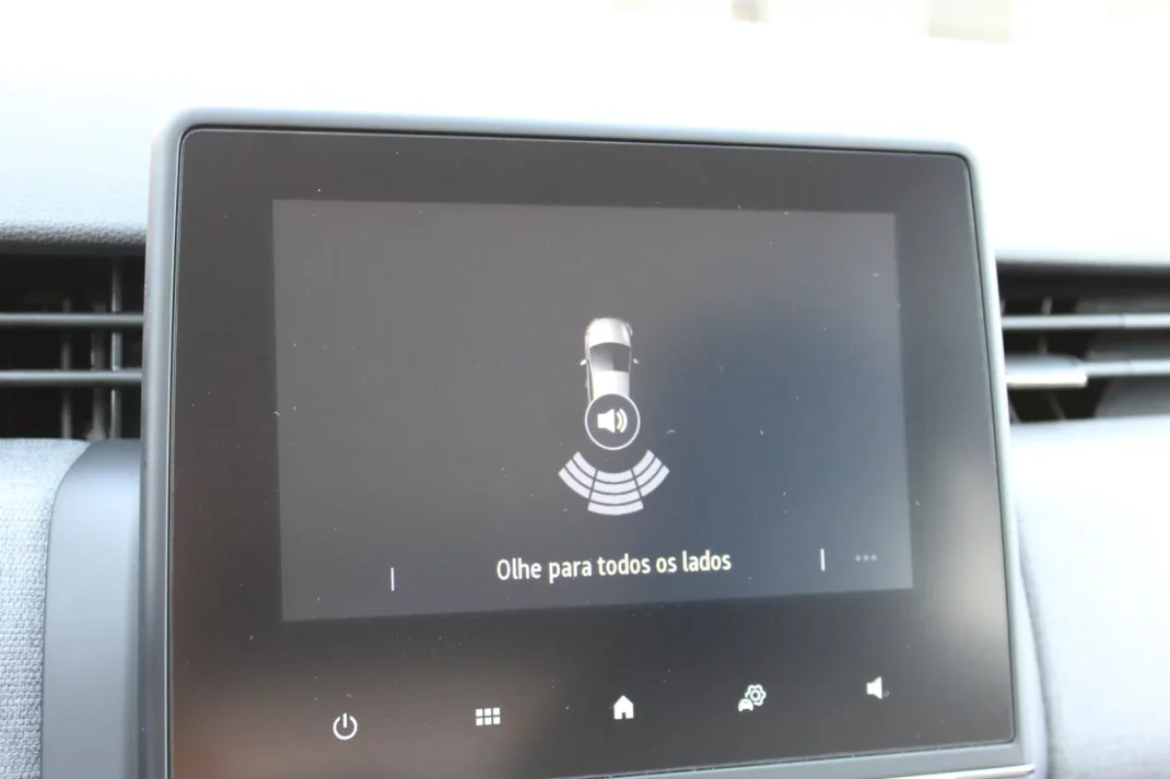 Renault Clio 2024 - 18750 EUR, 1753 km - AUTO.MOTO.pt - 1753km - foto 10 de 22