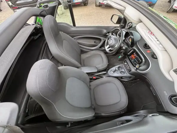 Smart Fortwo Cabrio 2019 - 12900 EUR, 58988 km - AUTO.MOTO.pt - 58988km - foto 17 de 19