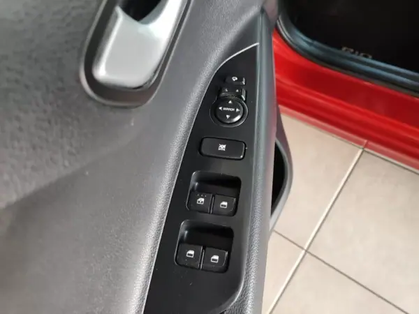 Kia Rio 2019 - 12500 EUR, 66000 km - AUTO.MOTO.pt - 66000km - foto 21 de 36