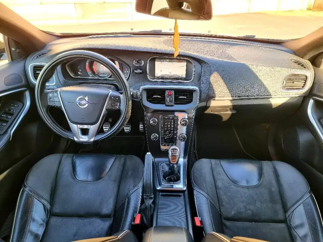 Volvo V40 2013 - 11900 EUR, 239500 km - AUTO.MOTO.pt - 239500km - foto 7 de 8