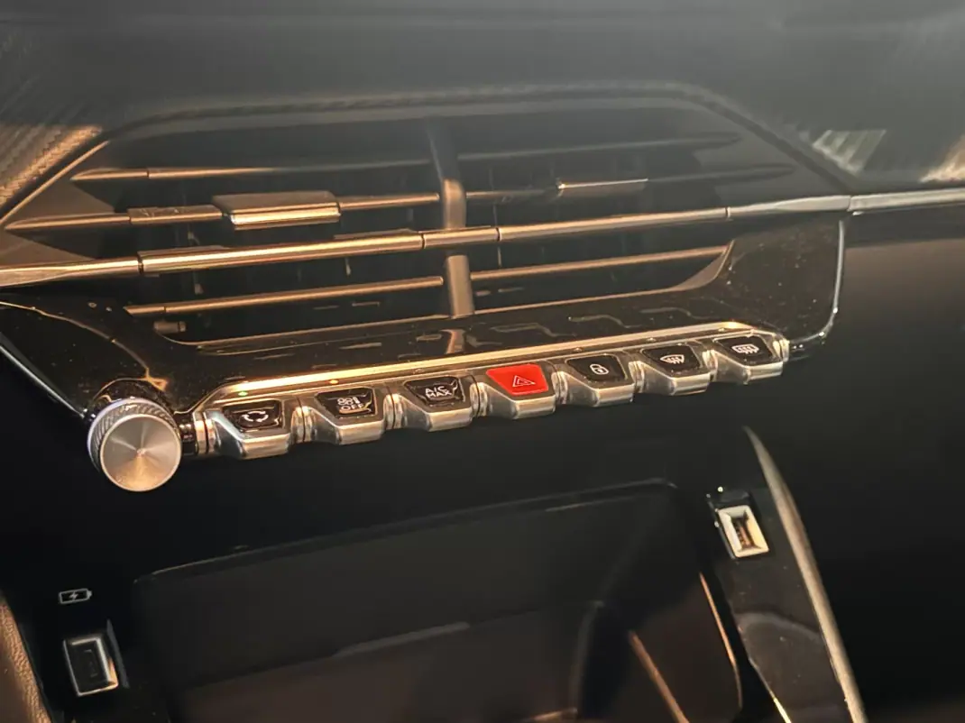 Peugeot 208 2023 - 14990 EUR, 87800 km - AUTO.MOTO.pt - 87800km - foto 24 de 30