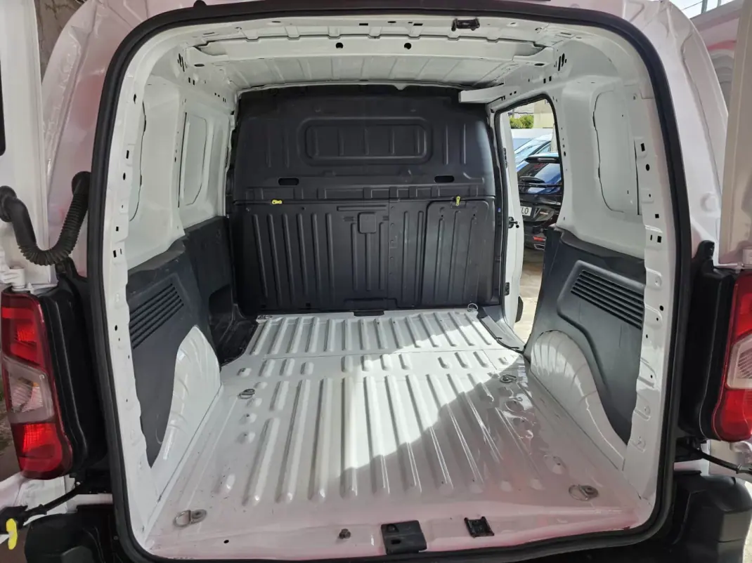 Citroën BERLINGO 3 LUGARES 2020 - 10750 EUR, 154000 km - AUTO.MOTO.pt - 154000km - foto 12 de 14