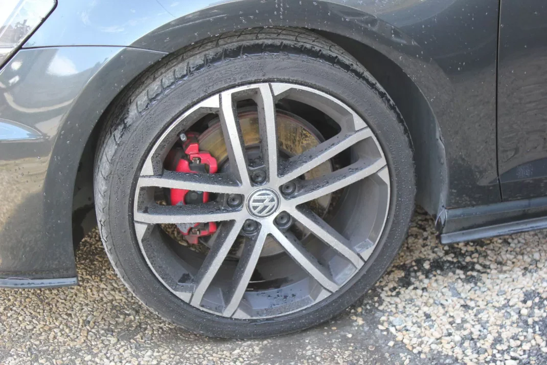 Volkswagen Golf 2015 - 18500 EUR, 230100 km - AUTO.MOTO.pt - 230100km - foto 4 de 19