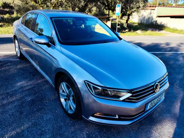 Volkswagen Passat 2018 - 17250 EUR, 120700 km - AUTO.MOTO.pt - 120700km - foto 4 de 13