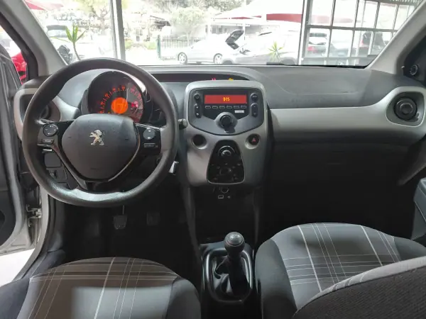 Peugeot 108 2017 - 9990 EUR, 99000 km - AUTO.MOTO.pt - 99000km - foto 9 de 14