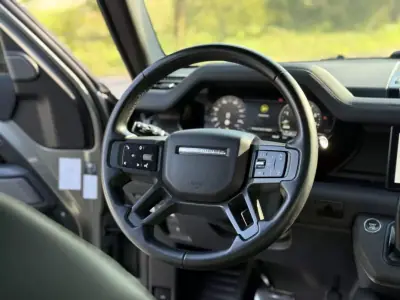 Land Rover Defender 2023 - 74999 EUR, 129000 km - AUTO.MOTO.pt - 129000km - foto 18 de 39