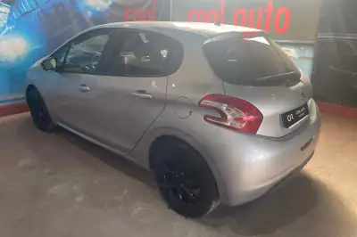 Peugeot 208 2013 - 6999 EUR, 195000 km - AUTO.MOTO.pt - 195000km - foto 13 de 35