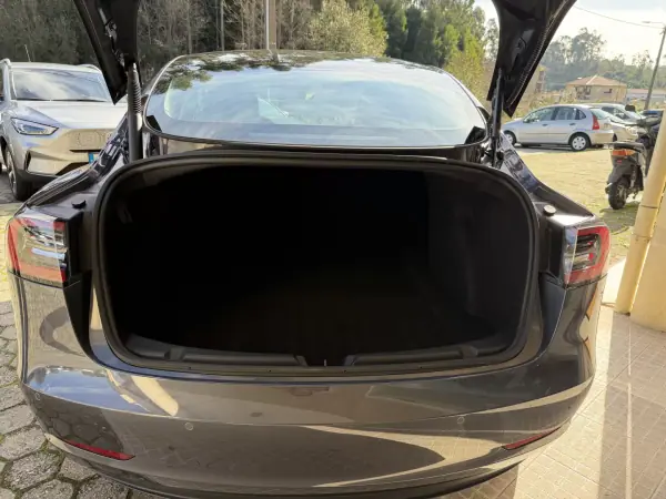 Tesla Model 3 2022 - 29900 EUR, 95000 km - AUTO.MOTO.pt - 95000km - foto 17 de 19