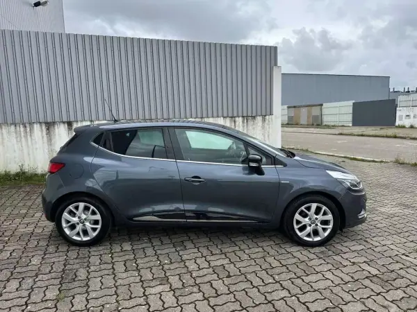 Renault Clio 2019 - 11490 EUR, 113000 km - AUTO.MOTO.pt - 113000km - foto 8 de 19