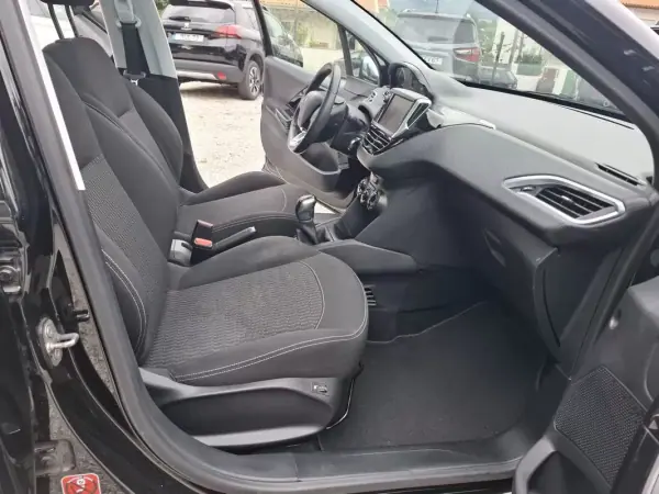Peugeot 208 2017 - 8900 EUR, 191000 km - AUTO.MOTO.pt - 191000km - foto 16 de 36