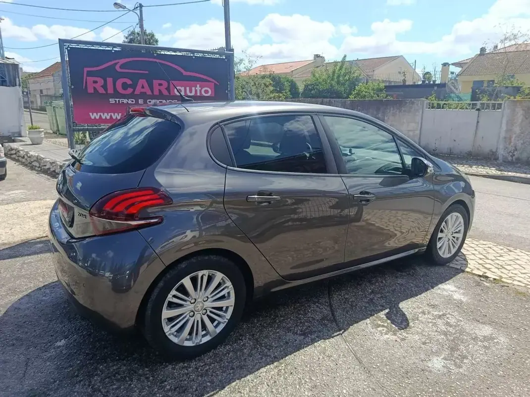 Peugeot 208 2019 - 11900 EUR, 104199 km - AUTO.MOTO.pt - 104199km - foto 5 de 26