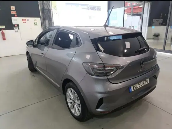 Renault Clio 2024 - 16500 EUR, 129500 km - AUTO.MOTO.pt - 129500km - foto 3 de 13